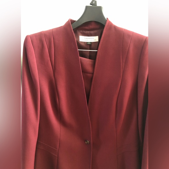 Tahari Arthur S. Levine Women’s lined jacket and pant suit in a deep wine shade - Picture 3 of 16